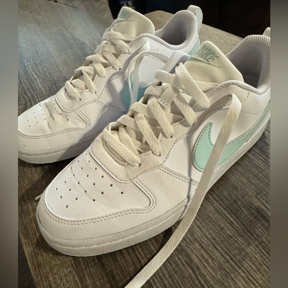 Nike White Court Sneakers Mint Green Swoosh Lace Up Casual Shoes 7Y/8.5Women - Picture 2 of 8
